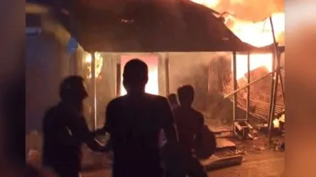 বোয়ালমারীতে আগুনে পুড়ে ছাই ১৭ দোকান