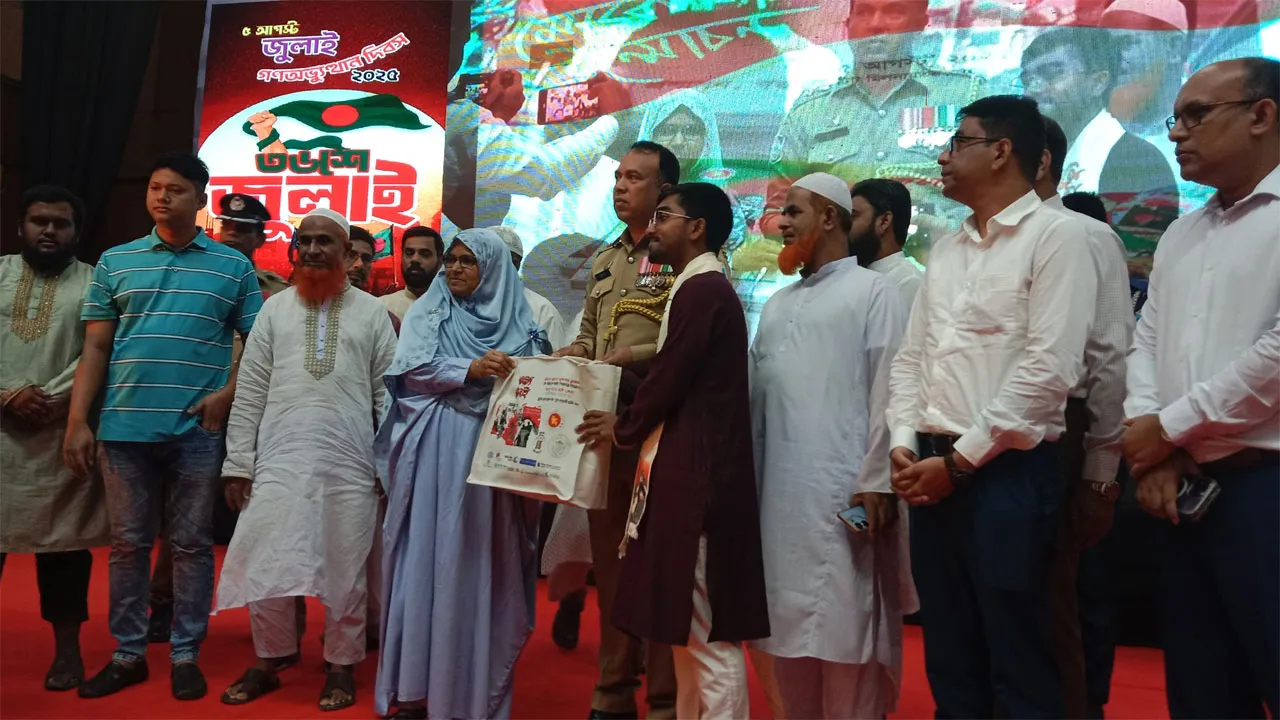 বগুড়ায় জুলাই শহীদ পরিবার ও যোদ্ধাদের সংবর্ধনা প্রদান