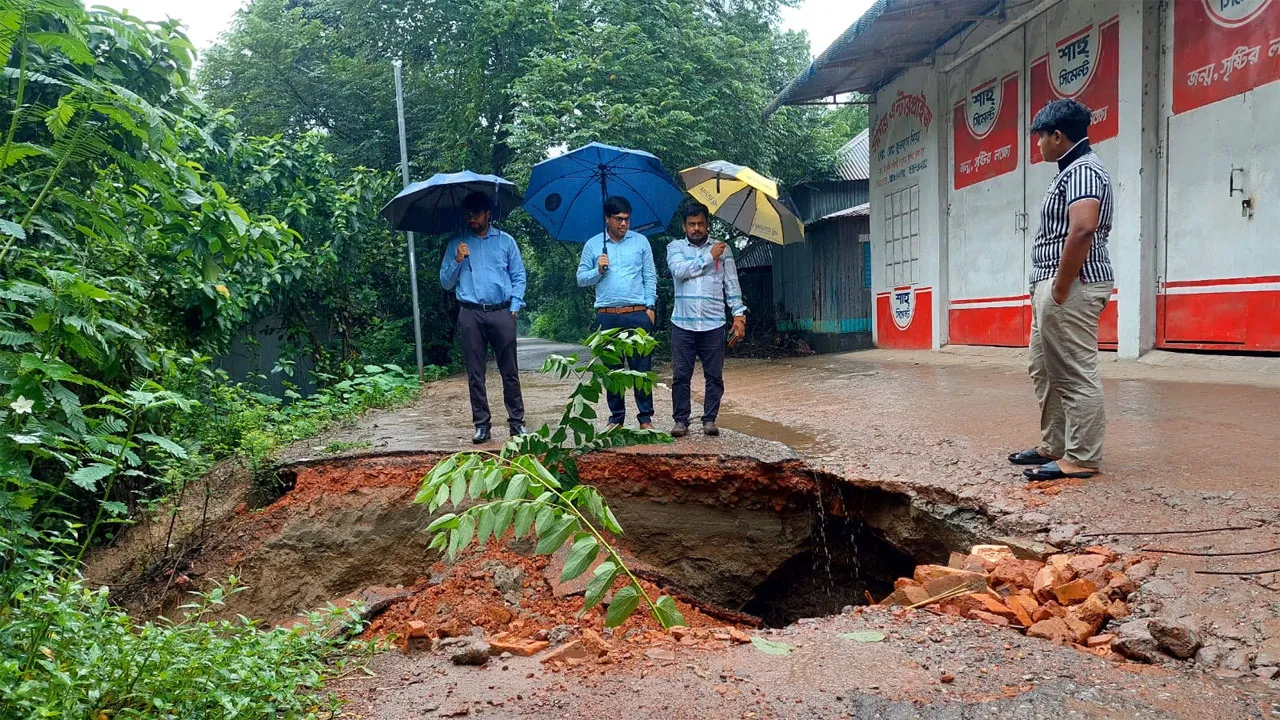 মির্জাপুরে প্রবল বর্ষণে বেড়িবাঁধে ধস, যানবাহন চলাচল বন্ধ