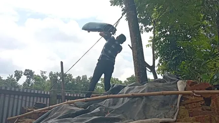 মাদককারবারির বাড়ি থেকে খুলে নেয়া হলো সিসি ক্যামেরা
