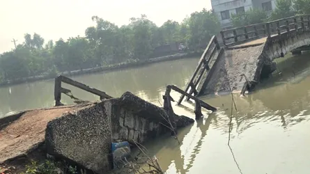 পাইকগাছার উলুবুনিয়া নদীতে সেতু ভেঙে দুই গ্রামের যোগাযোগ বিচ্ছিন্ন