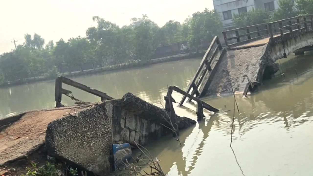 পাইকগাছার উলুবুনিয়া নদীতে সেতু ভেঙে দুই গ্রামের যোগাযোগ বিচ্ছিন্ন