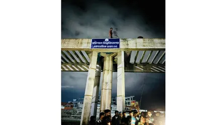 নভোথিয়েটার ও বিটাক ভবন দখল করে বিশ্ববিদ্যালয়ের ব্যানার টাঙালো ববি শিক্ষার্থীরা