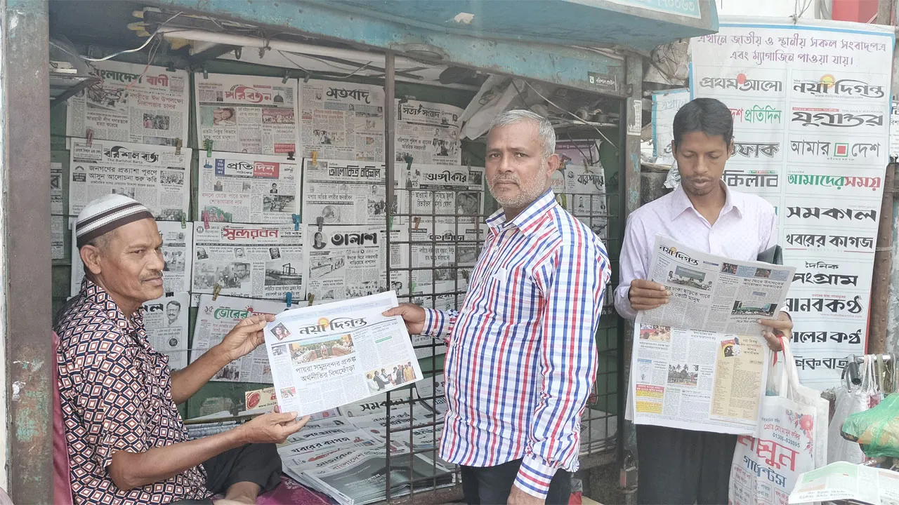 বরিশালে বাকপ্রতিবন্ধী পত্রিকা বিক্রেতার মানবেতর জীবন