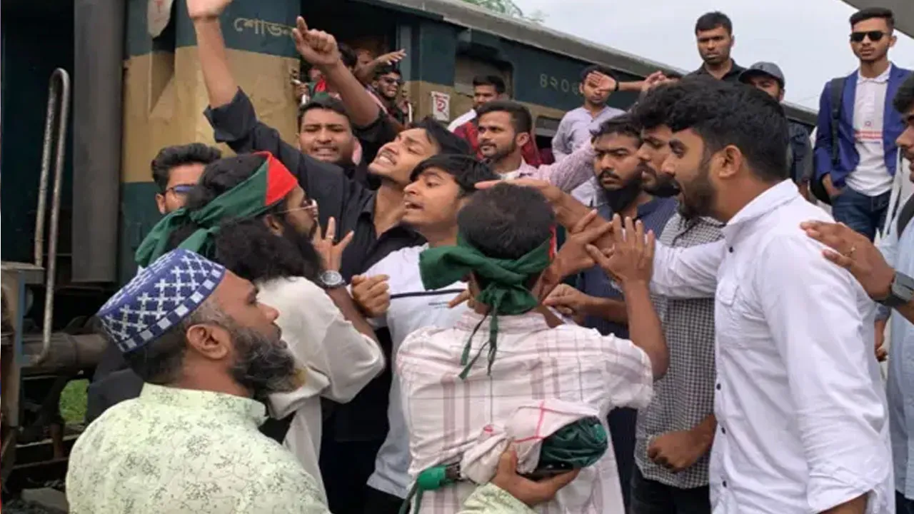 রাজশাহীতে বিশেষ ট্রেন ‘পছন্দ না হওয়ায়’ রেললাইনে অবস্থান, ছাড়লো ১ ঘণ্টা পর