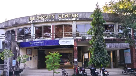 হেলে পড়েছে শাবির ইউসি ভবন, দুর্ঘটনার শঙ্কা