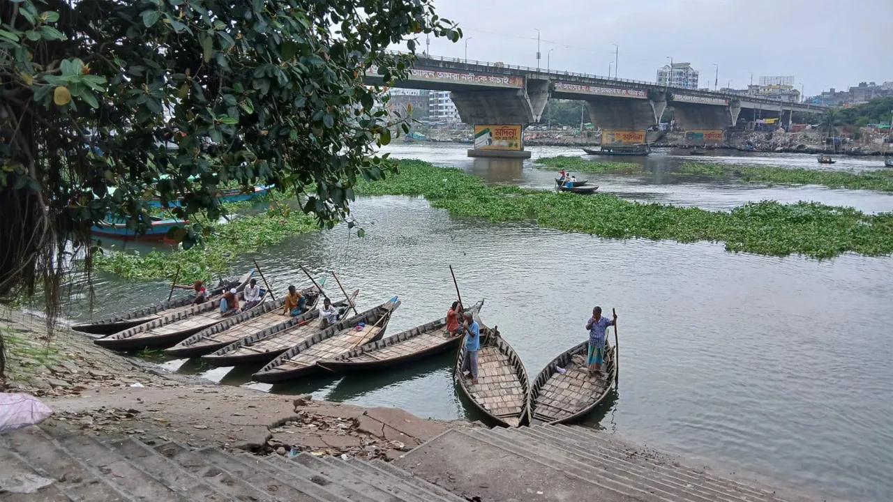 নৌকা চালিয়ে সংসার চালানো দায় বুড়িগঙ্গার মাঝিদের