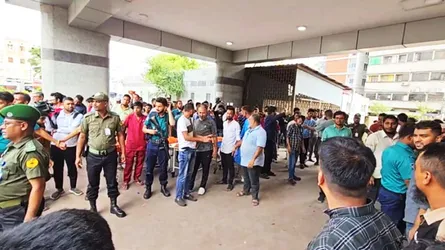 আহতদের খোঁজ নিতে বার্ন ইনস্টিটিউটে আসিফ নজরুল, ফারুকী ও প্রেস সচিব