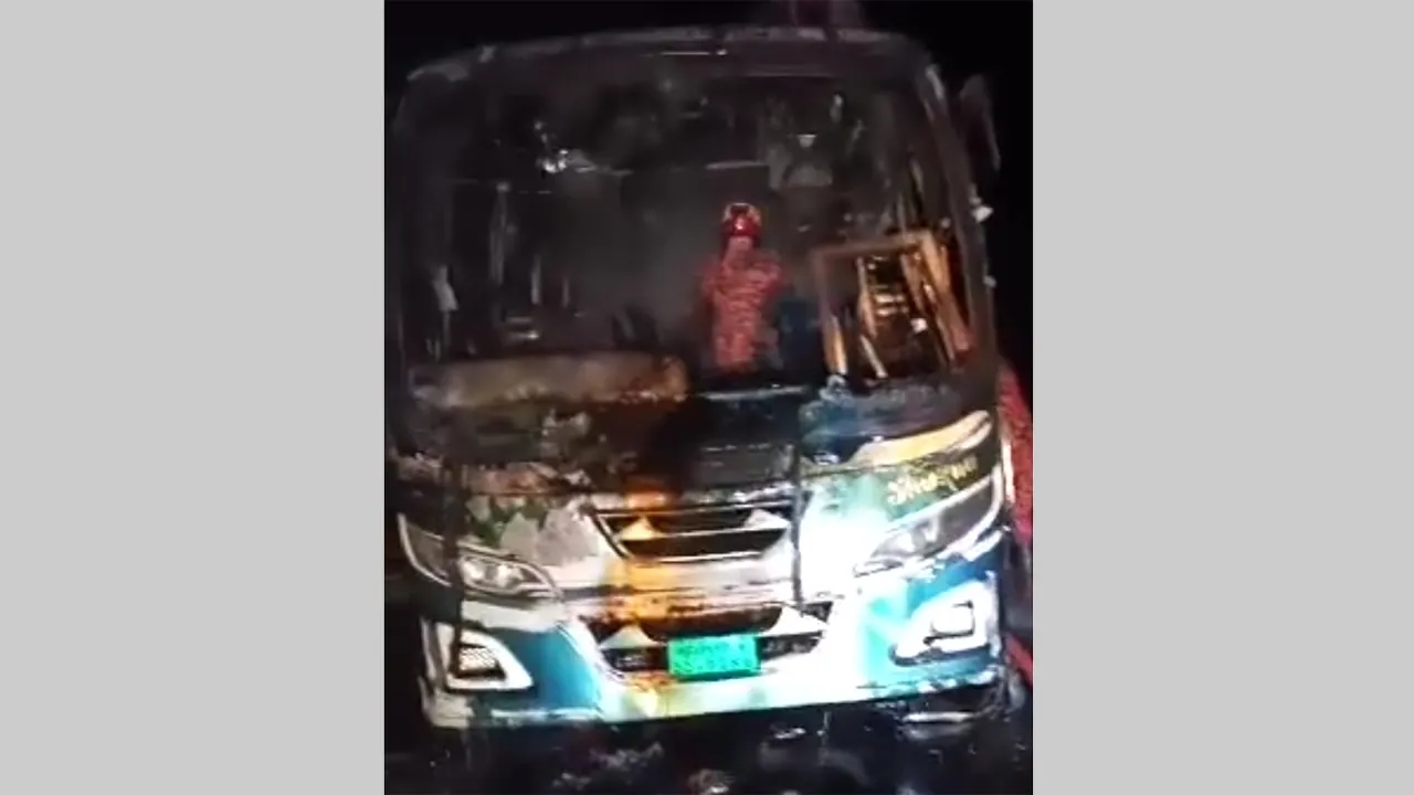 বরগুনায় গভীর রাতে বাসে আগুন, আটক ৫
