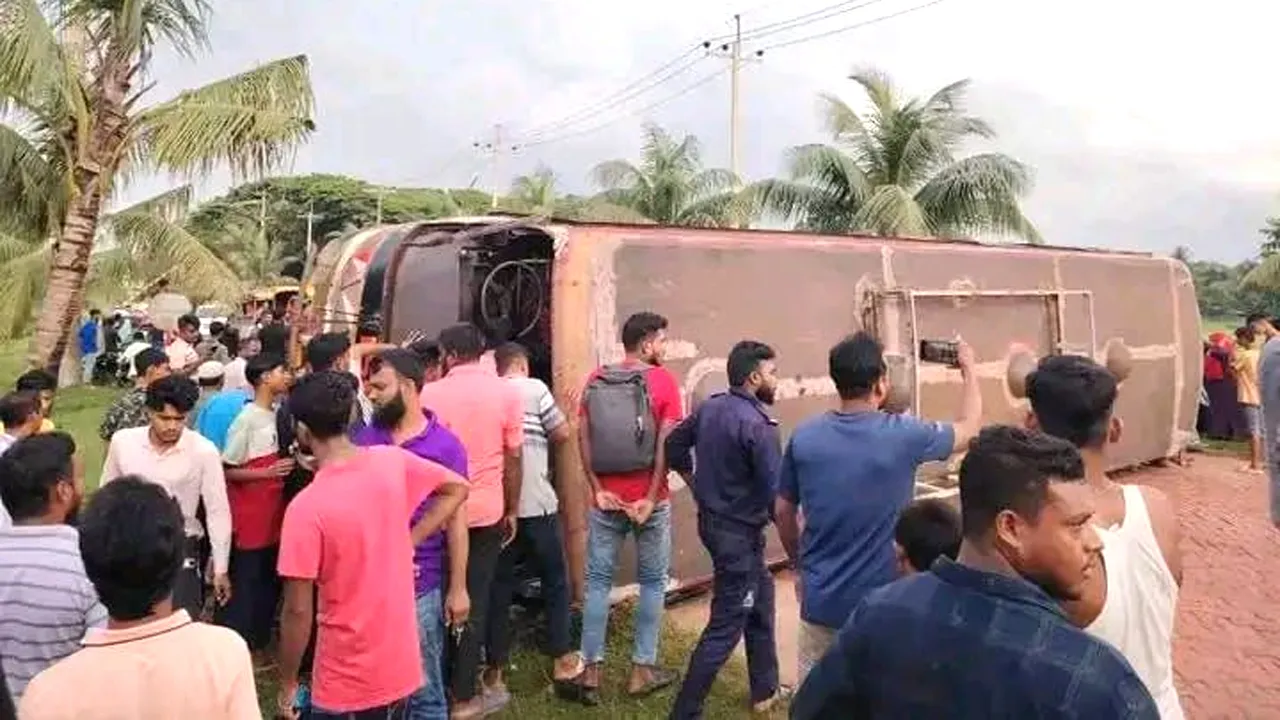 আনোয়ারায় বাস উল্টে আহত ২০
