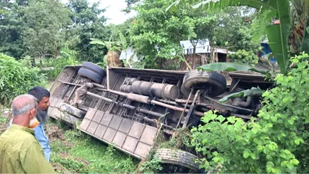 আমতলীতে খাদে বাস পড়ে আহত ১৫