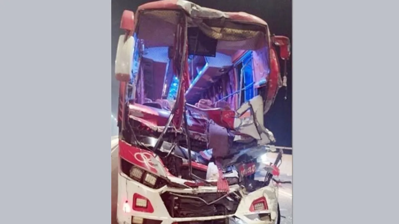 পদ্মা সেতুতে দাঁড়িয়ে থাকে বাসে আরেক বাসের ধাক্কা, নিহত ১
