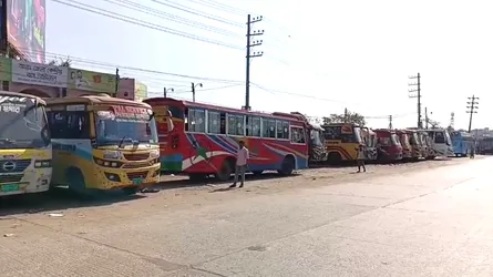 কুমিল্লায় দুই পরিবহনের দ্বন্দ্বে ৪০ রুটে বাস চলাচল বন্ধ, ভোগান্তিতে যাত্রীরা