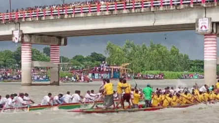 মানিকগঞ্জে ঐতিহ্যবাহী নৌকা বাইচ, লাখো মানুষের ভিড়