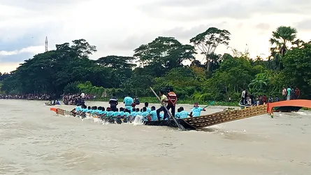 উজিরপুরে ঐতিহ্যবাহী নৌকাবাইচ প্রতিযোগিতা