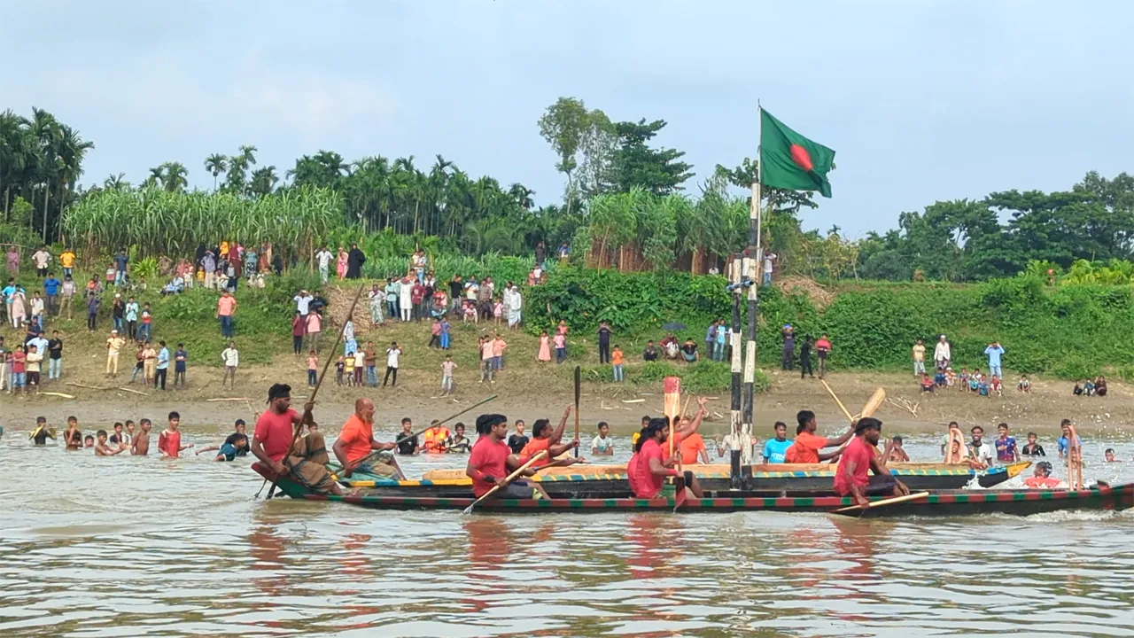 রামুতে জাঁকজমক আয়োজনে নৌকাবাইচ