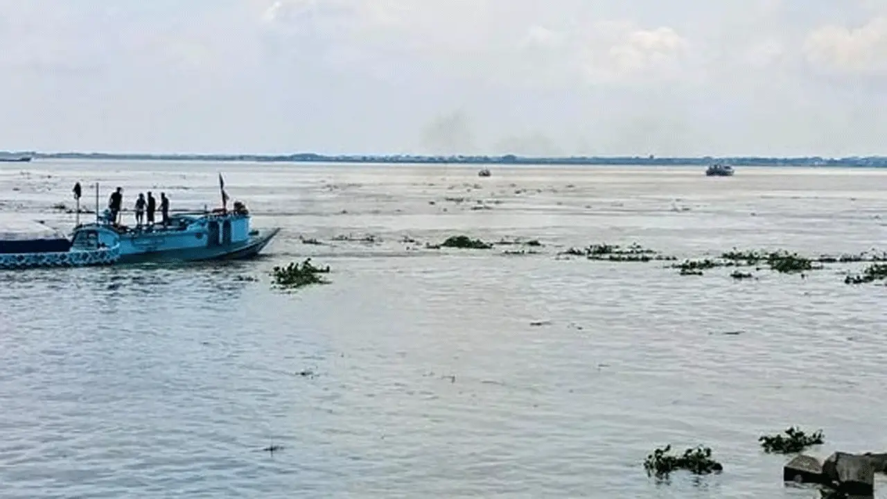 চাঁদপুরে মেঘনার ঘূর্ণি স্রোতে সিমেন্টবোঝাই ট্রলার ডুবি