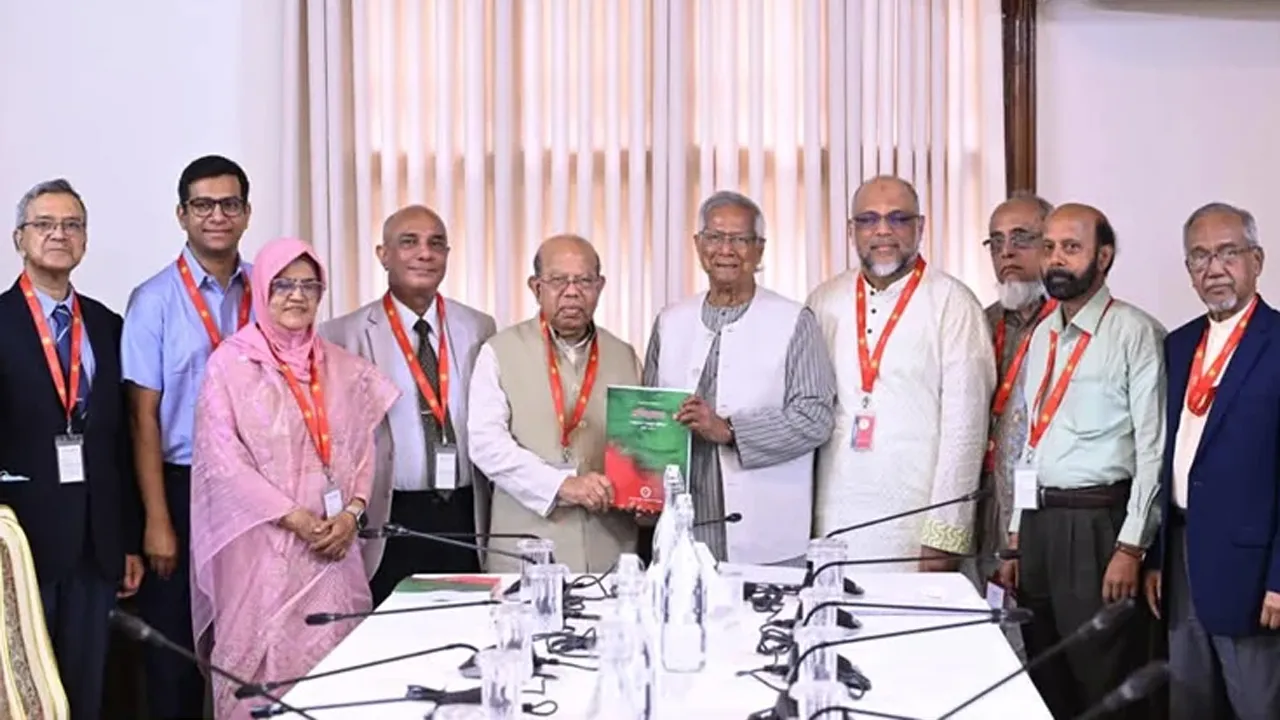 প্রধান উপদেষ্টার কাছে স্বাস্থ্য সংস্কার কমিশনের প্রতিবেদন জমা