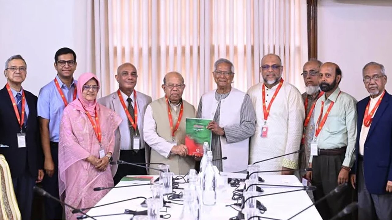 প্রধান উপদেষ্টার কাছে স্বাস্থ্য সংস্কার কমিশনের প্রতিবেদন জমা