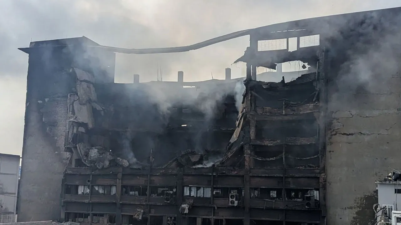 ১৭ ঘণ্টা পর নিয়ন্ত্রণে চট্টগ্রামের আগুন