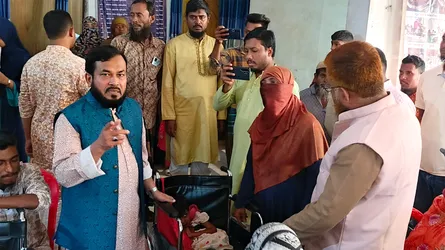 লক্ষ্মীপুরে প্রতিবন্ধীদের হুইল চেয়ার উপহার দিলেন জামায়াত নেতা ড. রেজাউল করিম