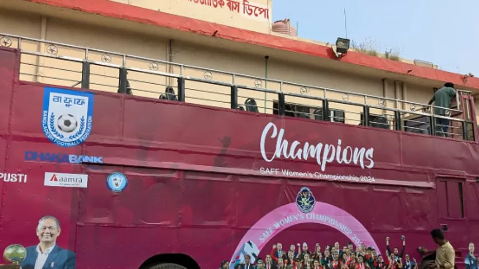 চ্যাম্পিয়নদের জন্য প্রস্তুত ছাদখোলা বাস