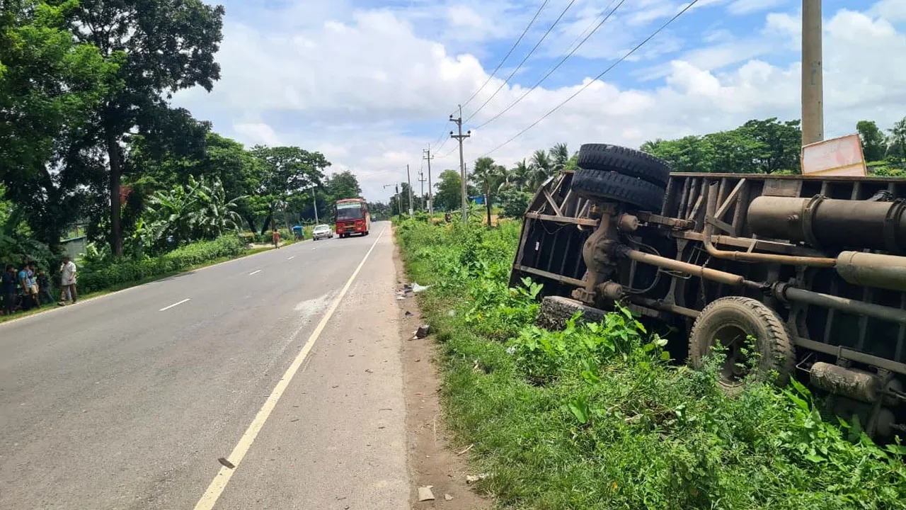 চান্দিনায় কাভার্ডভ্যানের পেছনে ট্রাকের ধাক্কায় ব্যবসায়ী নিহত