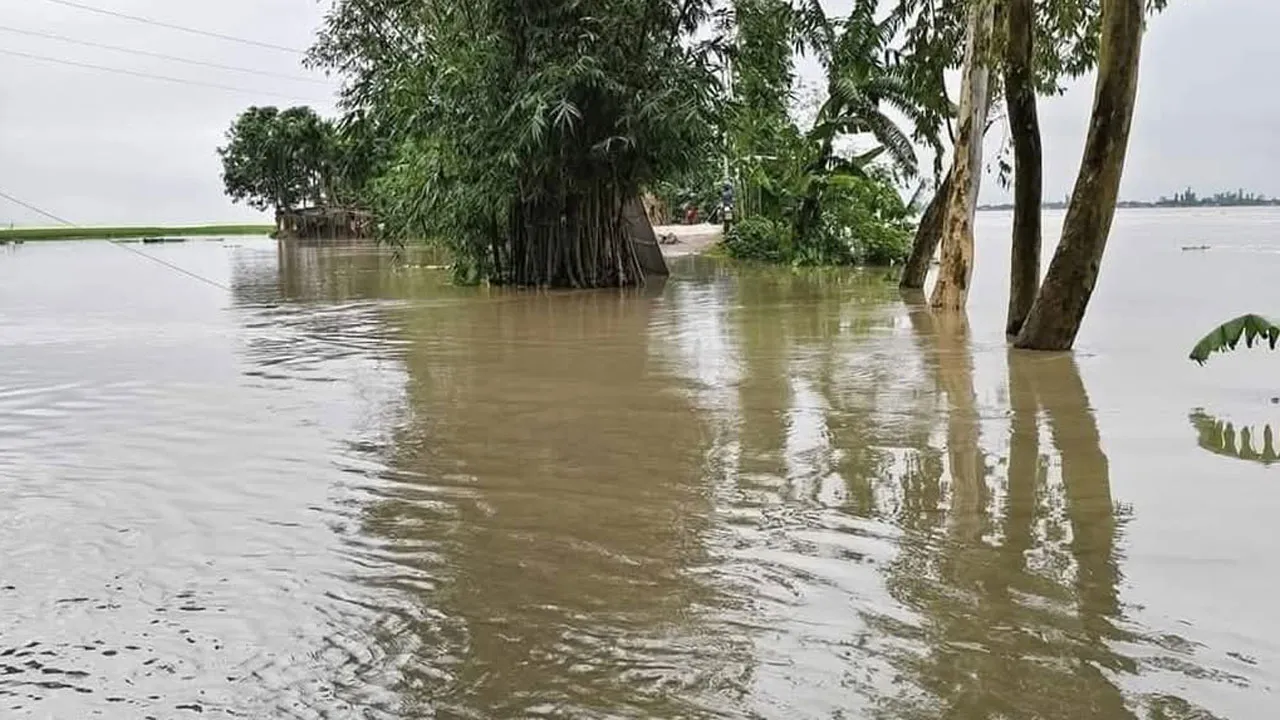 চাঁপাইনবাবগঞ্জে বন্যার পরিস্থিতি অবনতি