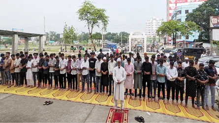চৌদ্দগ্রামে ১৩ বছর পর কমিটি পেয়ে ছাত্রদলের শোকরানা নামাজ