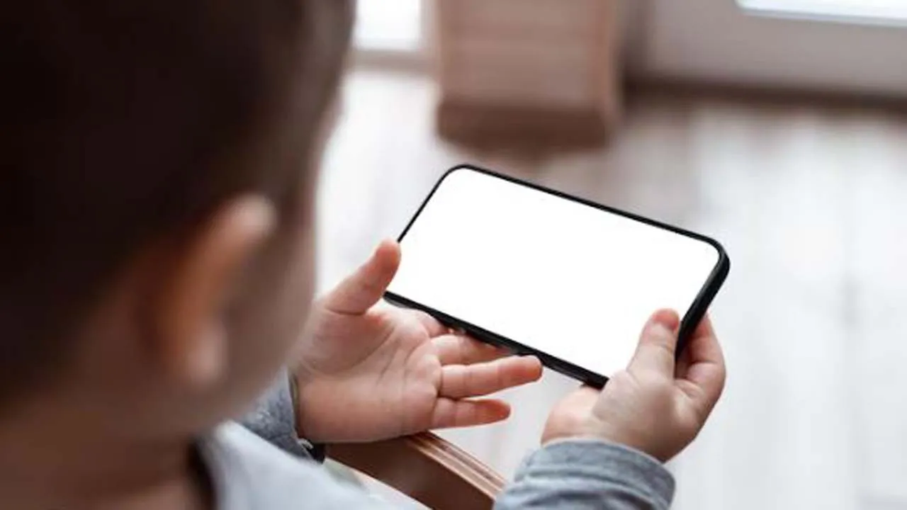 সচেতনতাই শিশুদের ইন্টারনেট আসক্তি দূর করতে পারে