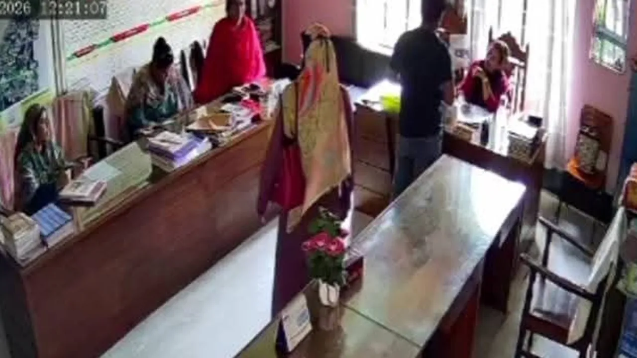 সন্তানকে শাসন করায় স্কুলে ঢুকে শিক্ষিকাকে চড়-থাপ্পড়