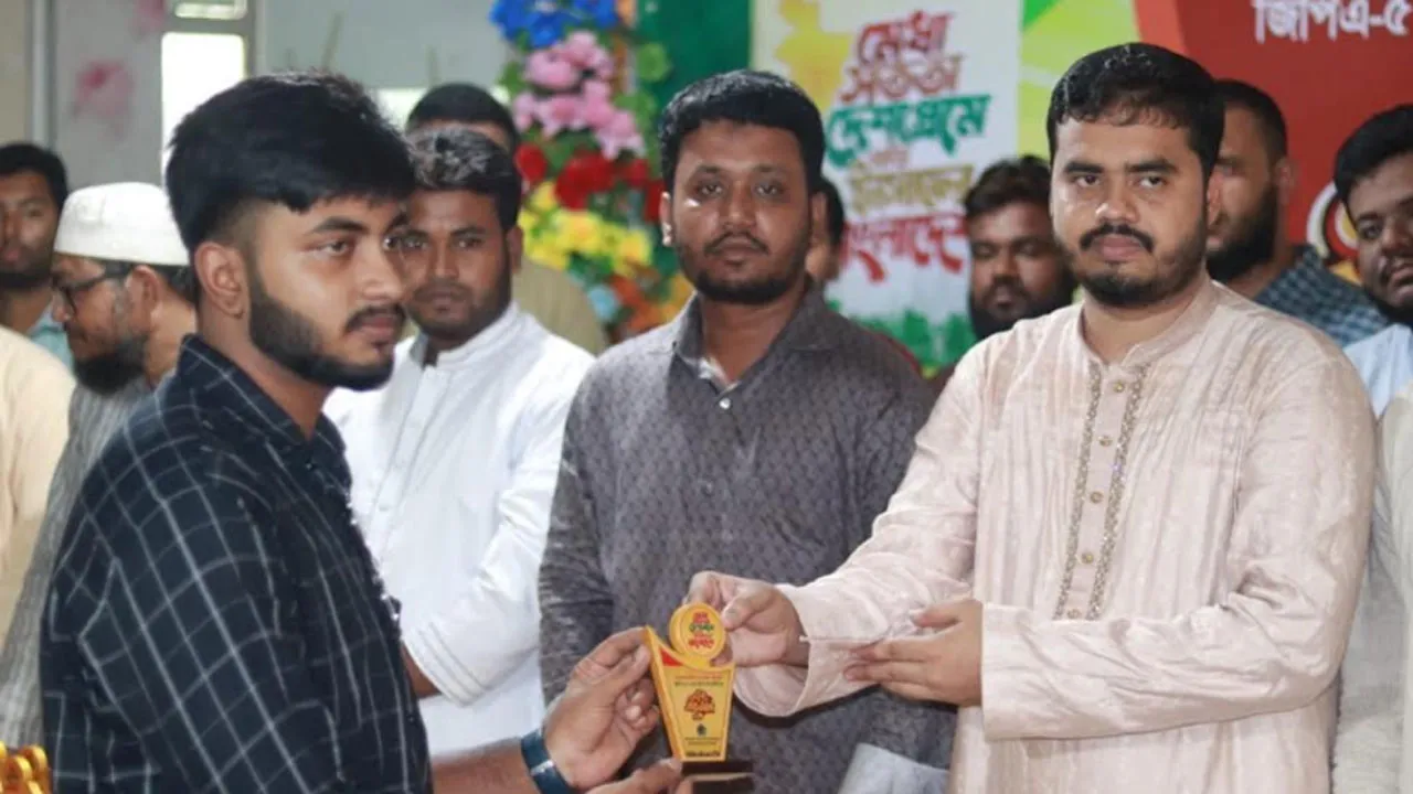 ইলিশ খাওয়ার জন্য বৈশাখের আগে ভারত আমাদের বন্ধু হয় : চাকসু ভিপি
