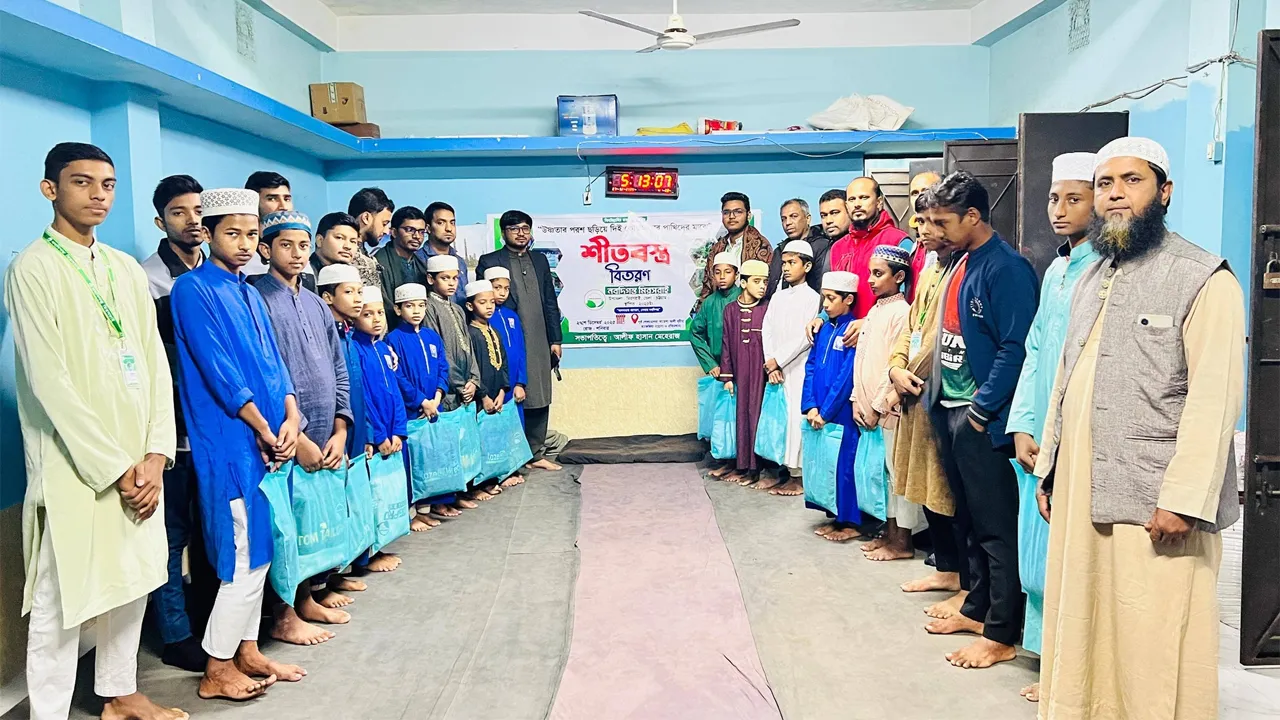 এতিম ও হাফেজদের মাঝে ‘নবদিগন্ত মিরসরাইর’র শীতবস্ত্র বিতরণ
