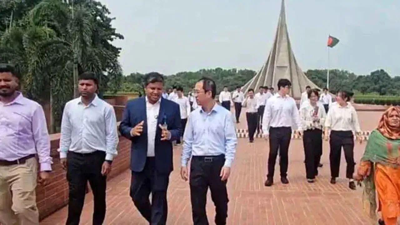 জাতীয় স্মৃতিসৌধে শ্রদ্ধা নিবেদন করেছেন চীনের ভারপ্রাপ্ত রাষ্ট্রদূত