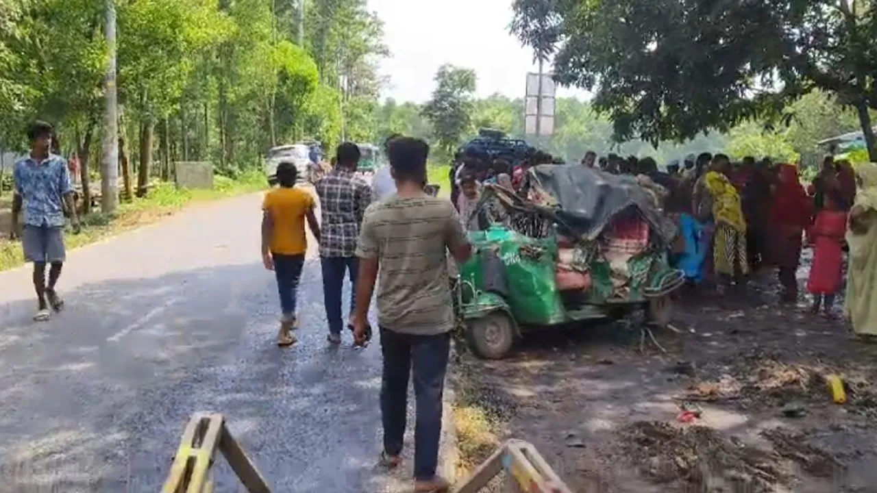 কালিয়াকৈরে কাভার্ডভ্যান-অটোরিকশার সংঘর্ষে নারীসহ নিহত ৪