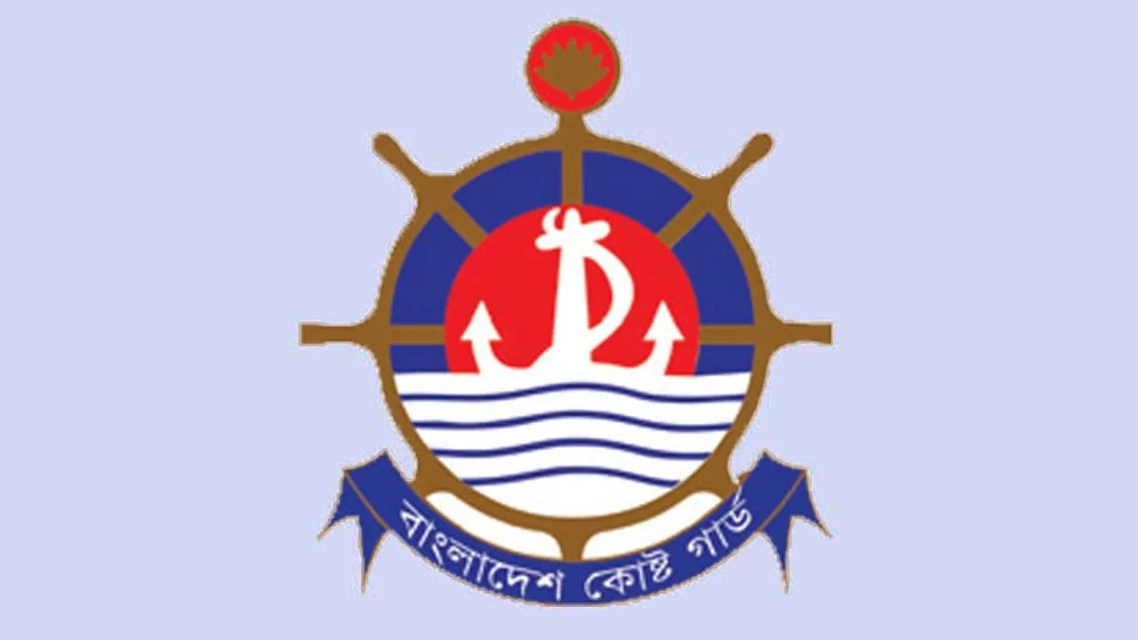 ইঞ্জিন বিকল হয়ে সাগরে ভাসতে থাকা বোটসহ ৬ জনকে উদ্ধার করল কোস্ট গার্ড