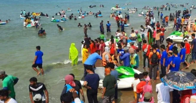 দেশব্যাপী পর্যটকের ঢল