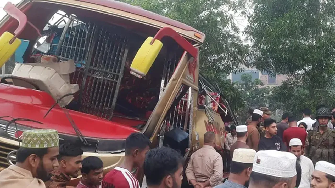কুমিল্লায় দুর্ঘটনা : ৫ ঘণ্টা পর ট্রেন চলাচল স্বাভাবিক
