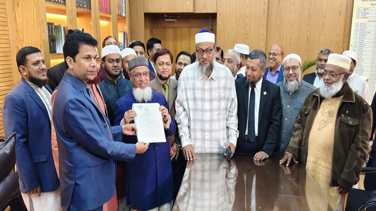কুমিল্লা-৬ আসনে জামায়াত প্রার্থী কাজী দ্বীন মোহাম্মদের মনোনয়ন পত্র সংগ্রহ