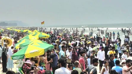 কক্সবাজারে ঢল নেমেছে পর্যটকের