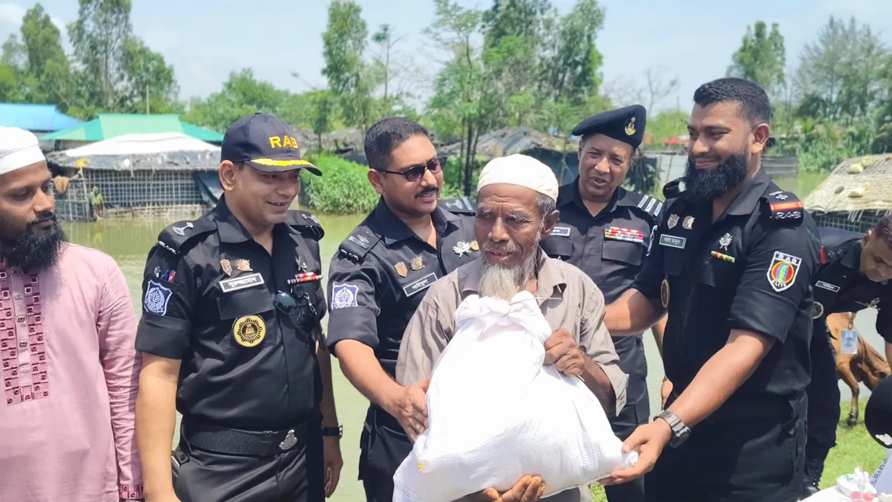 টেকনাফে পানিবন্দী মানুষদের র‍্যাবের ত্রাণ সহায়তা