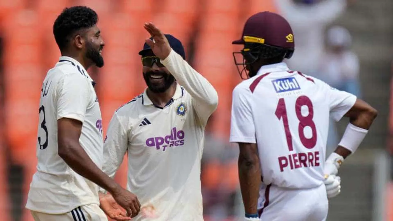 আহমেদাবাদে আড়াই দিনেই জয় উদযাপন ভারতের