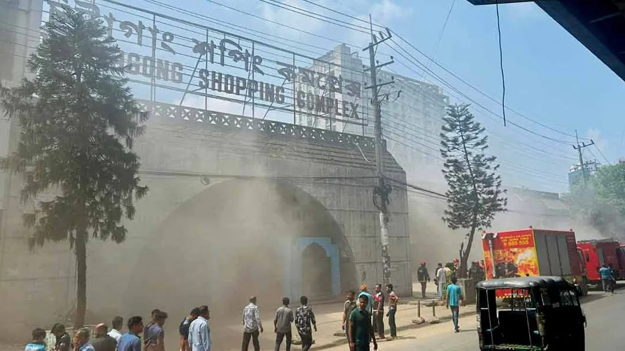 চট্টগ্রামে শপিং কমপ্লেক্সে আগুন