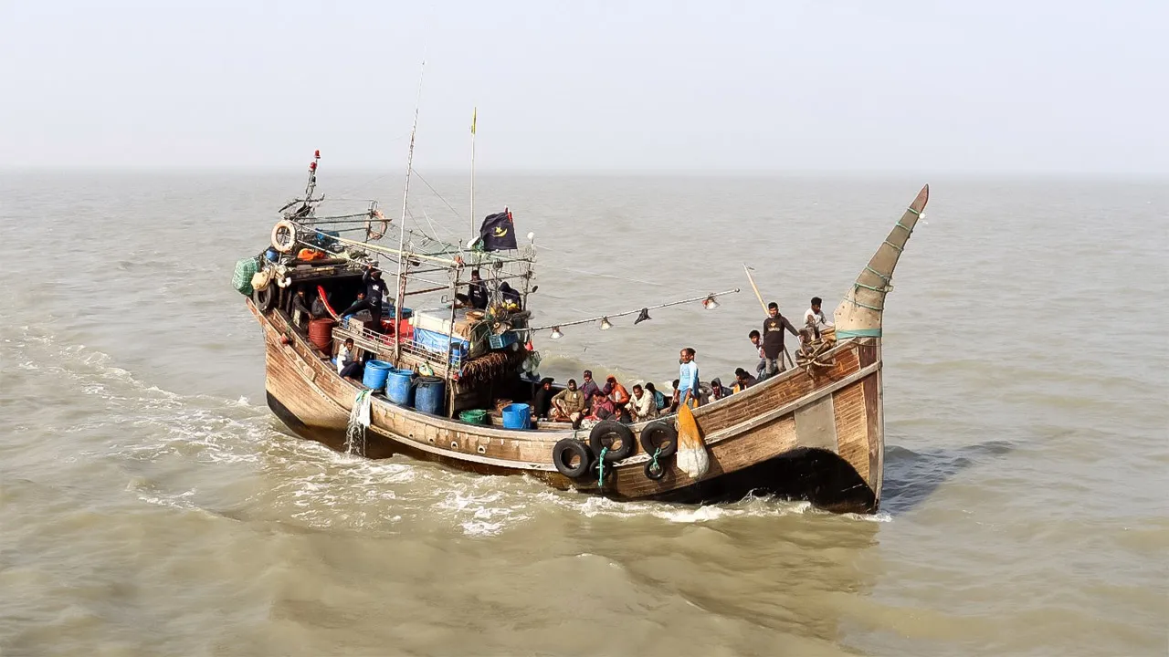 মিয়ানমারে ডিজেল ও সিমেন্ট পাচার : বোটসহ ১১ জনকে আটক নৌবাহিনীর