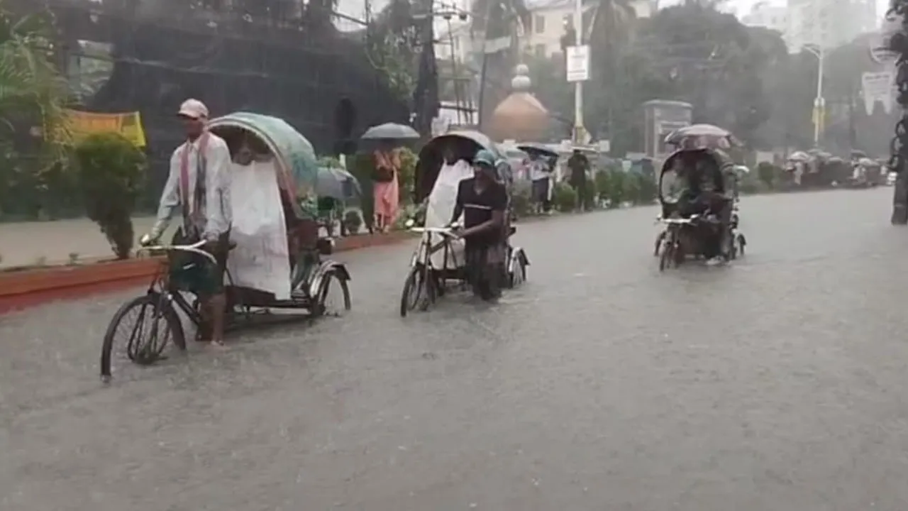 চট্টগ্রামে টানা বৃষ্টিতে ব্যাপক জলাবদ্ধতা