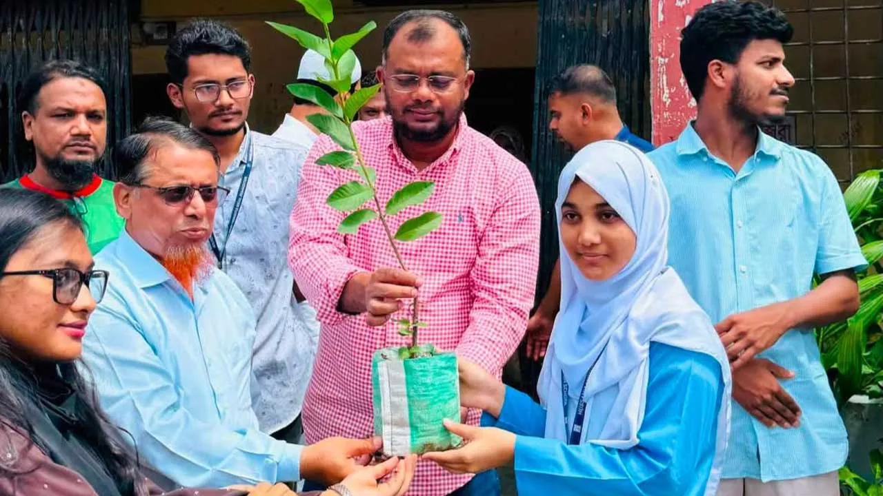 সবুজ আগামী গড়তে শিক্ষার্থীদের হাতে চারা তুলে দিলেন কুসিক প্রশাসক