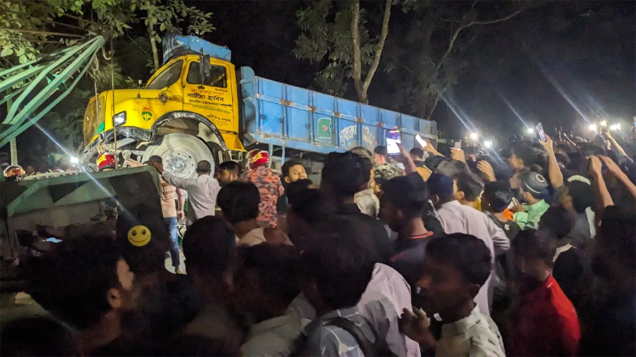 কুমিল্লায় ৩ গাড়ির সংঘর্ষে নিহত ৩, আহত ৫