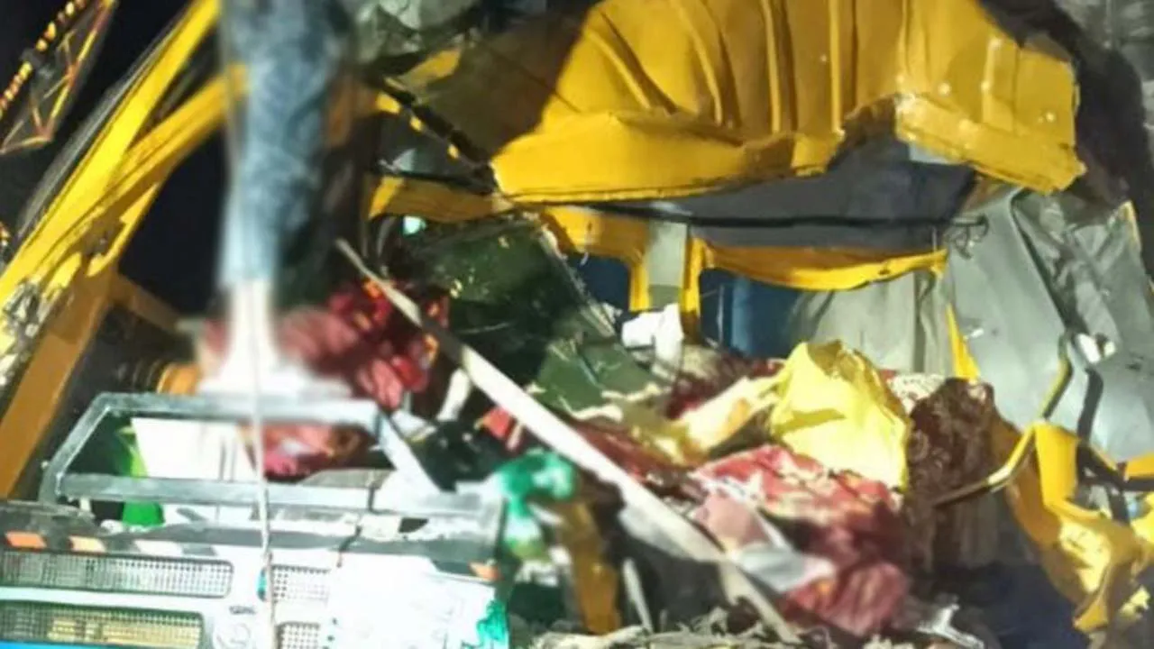 কুমিল্লায় কাভার্ডভ্যানের পেছনে ট্রাকের ধাক্কায় হতাহত ৫