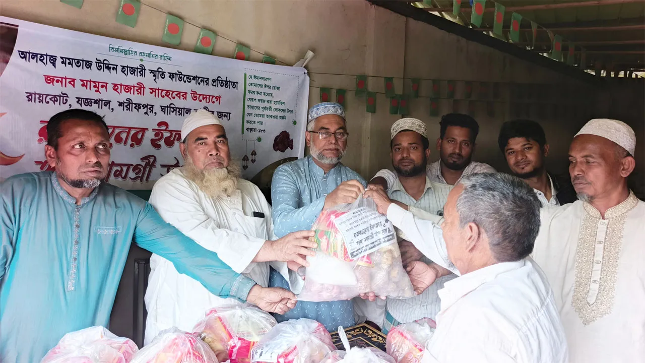 নাঙ্গলকোটে ইফতার সামগ্রী ও ঈদ উপহার বিতরণ