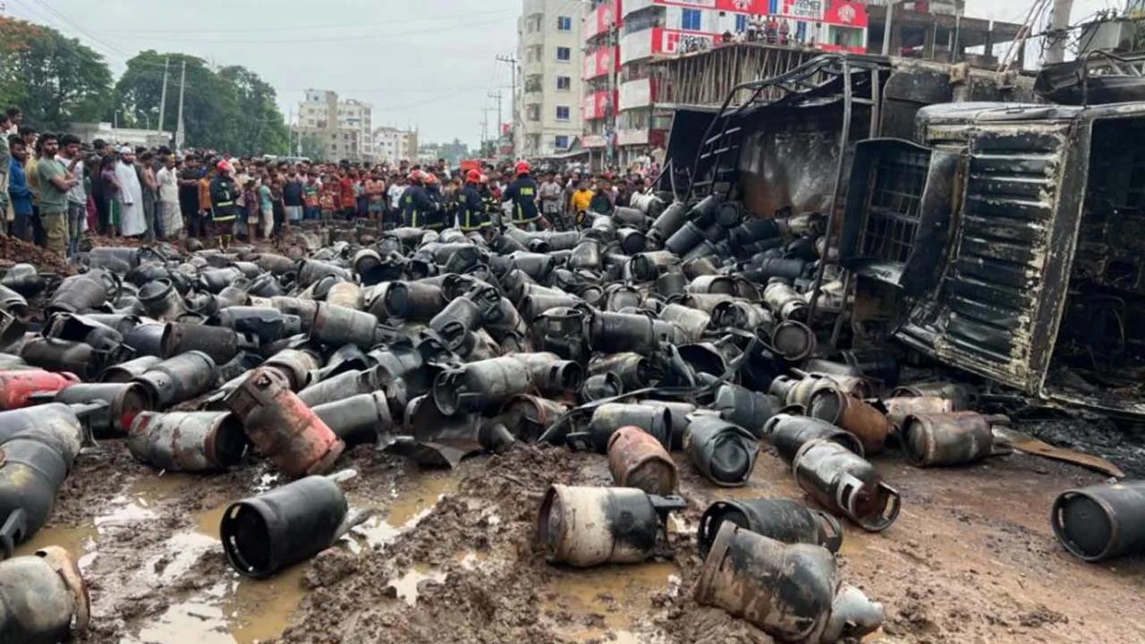 মহাসড়কে সিলিন্ডারবাহী ট্রাক উল্টে একের পর এক বিস্ফোরণ